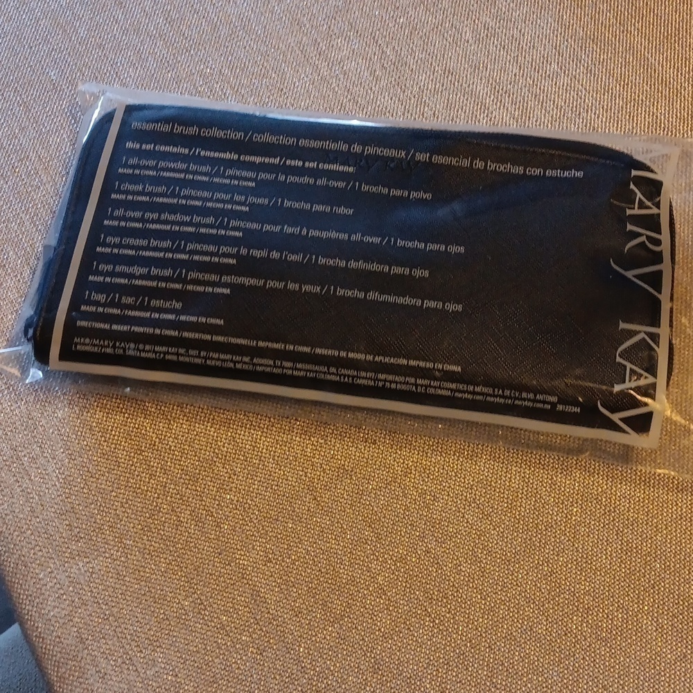 Mary kay essential brush collection - Picture 3 of 4
